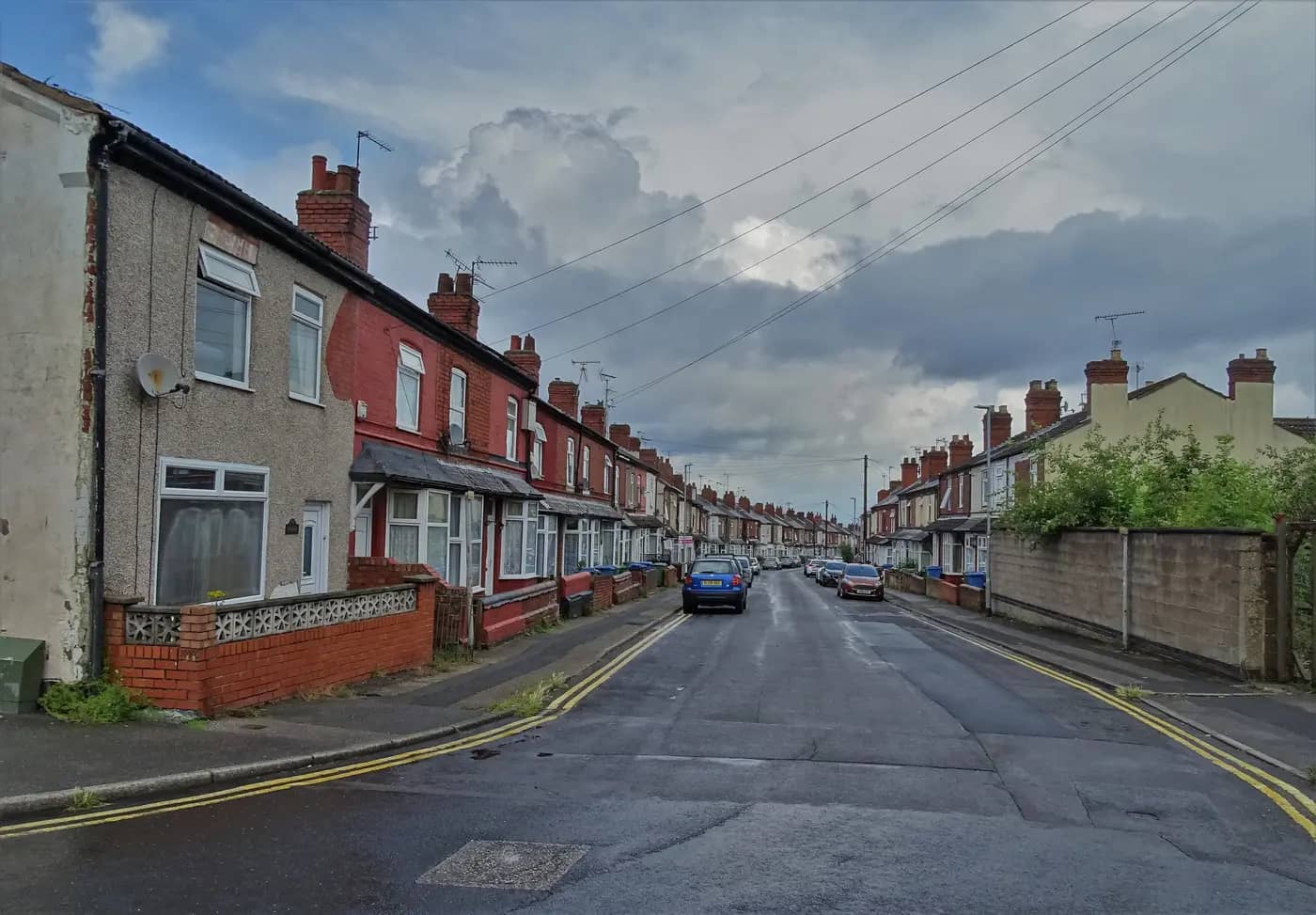 A long street of red-brick and rendered terraced houses on Victoria Street, Mansfield